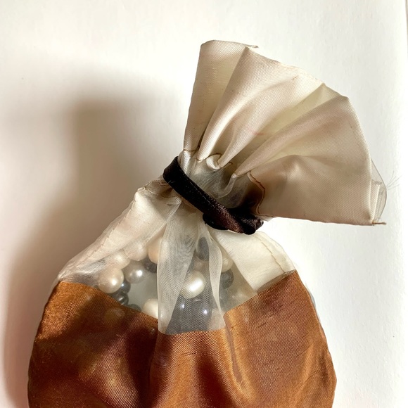 Fresh water black and white Pearl necklace and bracelet - Picture 4 of 7